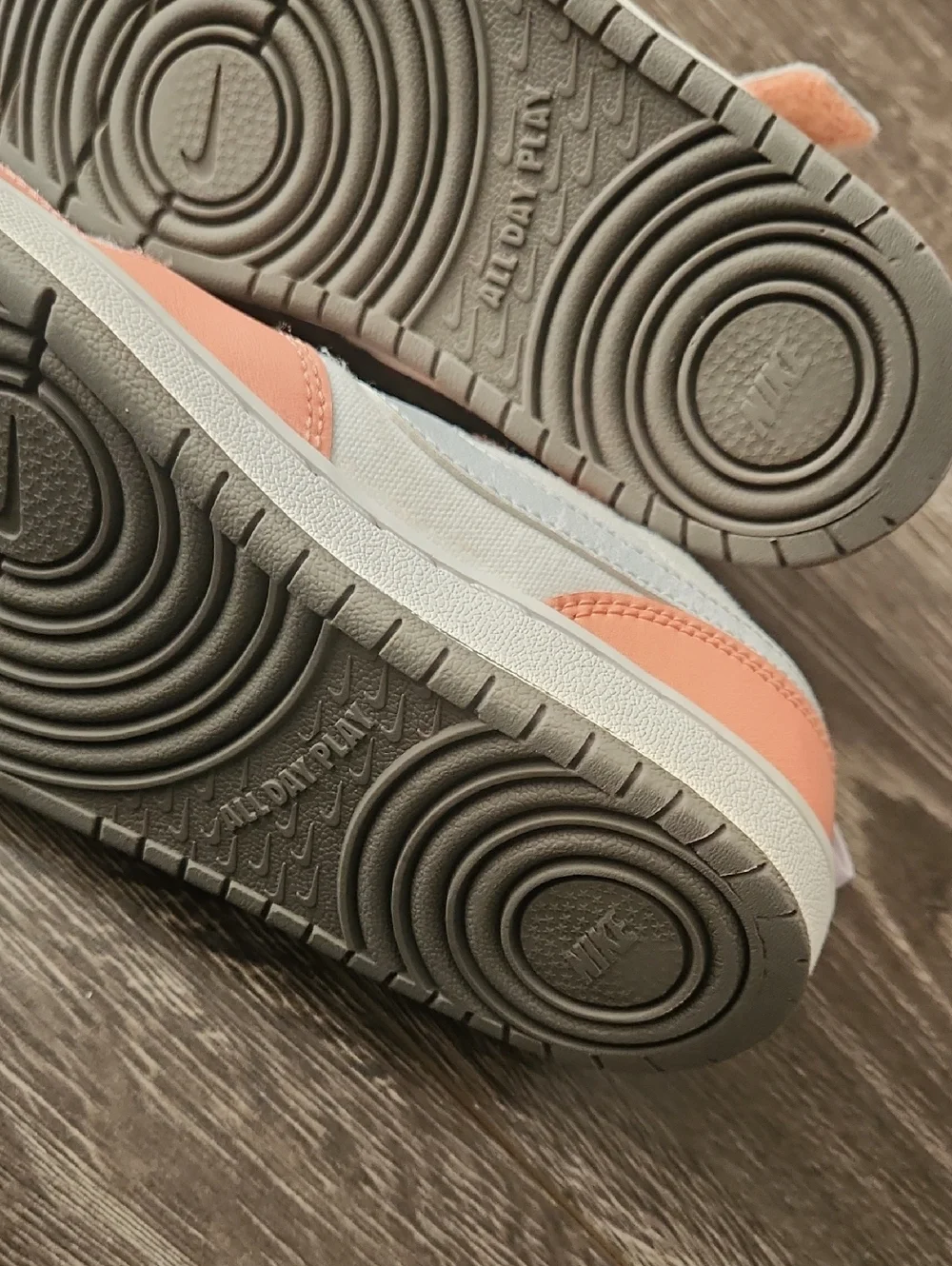Nike Kids Peach & White Low-Top Sneakers with Hook-and-Loop Strap SZ 1Y - Picture 6 of 10